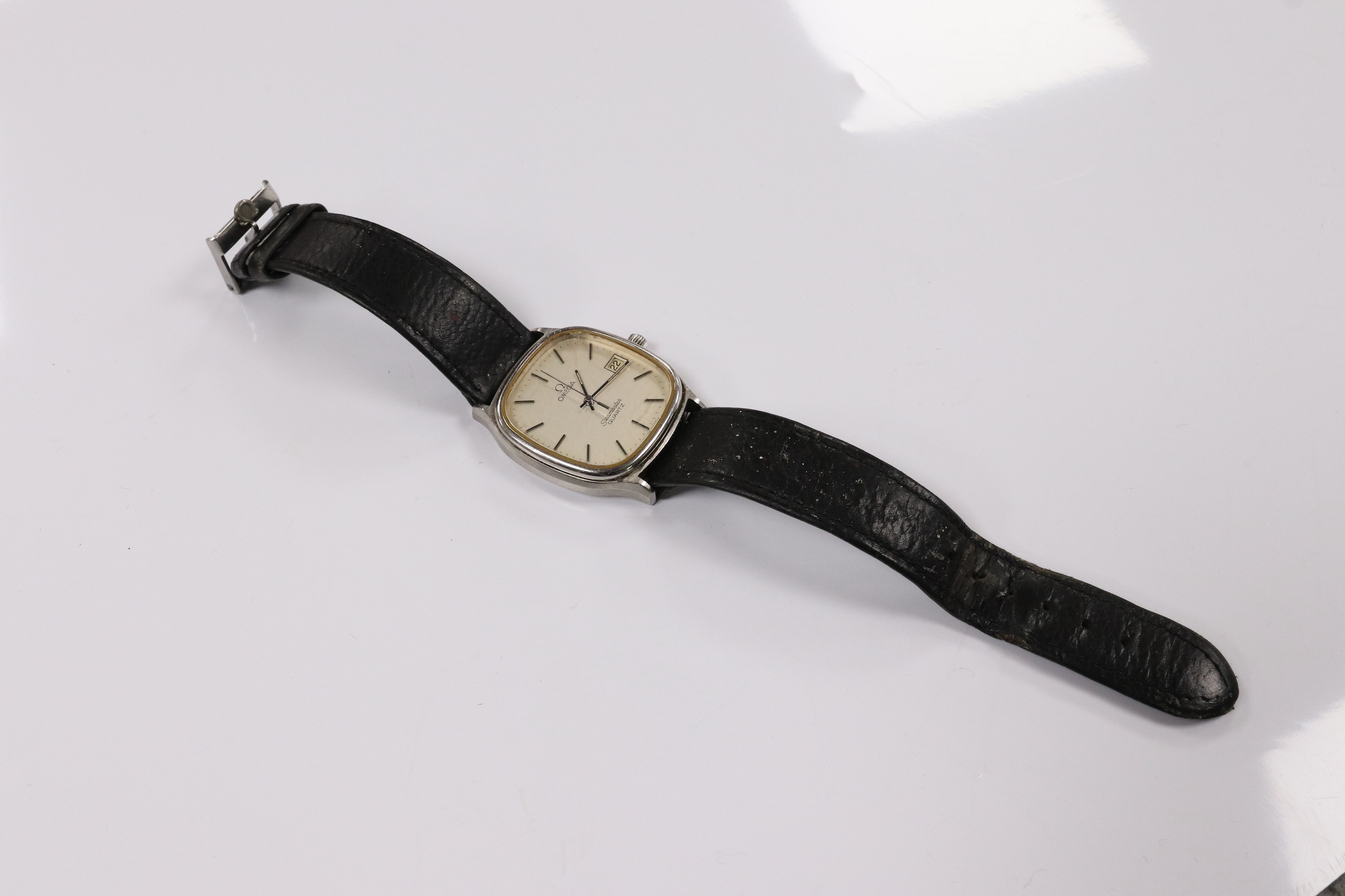 A gentleman's stainless steel Omega Seamaster quartz wrist watch, with baton numerals and date aperture, case diameter 33mm, on a black leather strap with Omega buckle. Condition - poor